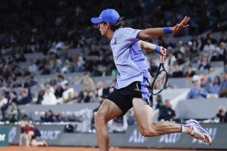 Quart de finaliste à Roland-Garros, Alex de Minaur (ATP 7) sera l'une des têtes d'affiche du Swiss Open de Gstaad. KEYSTONE/AP/Jean-Francois Badias